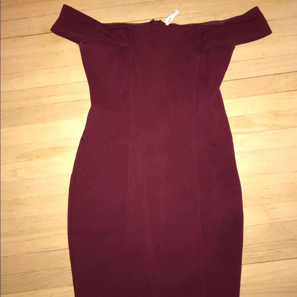 Wine red off-the-shoulder bodycon dress